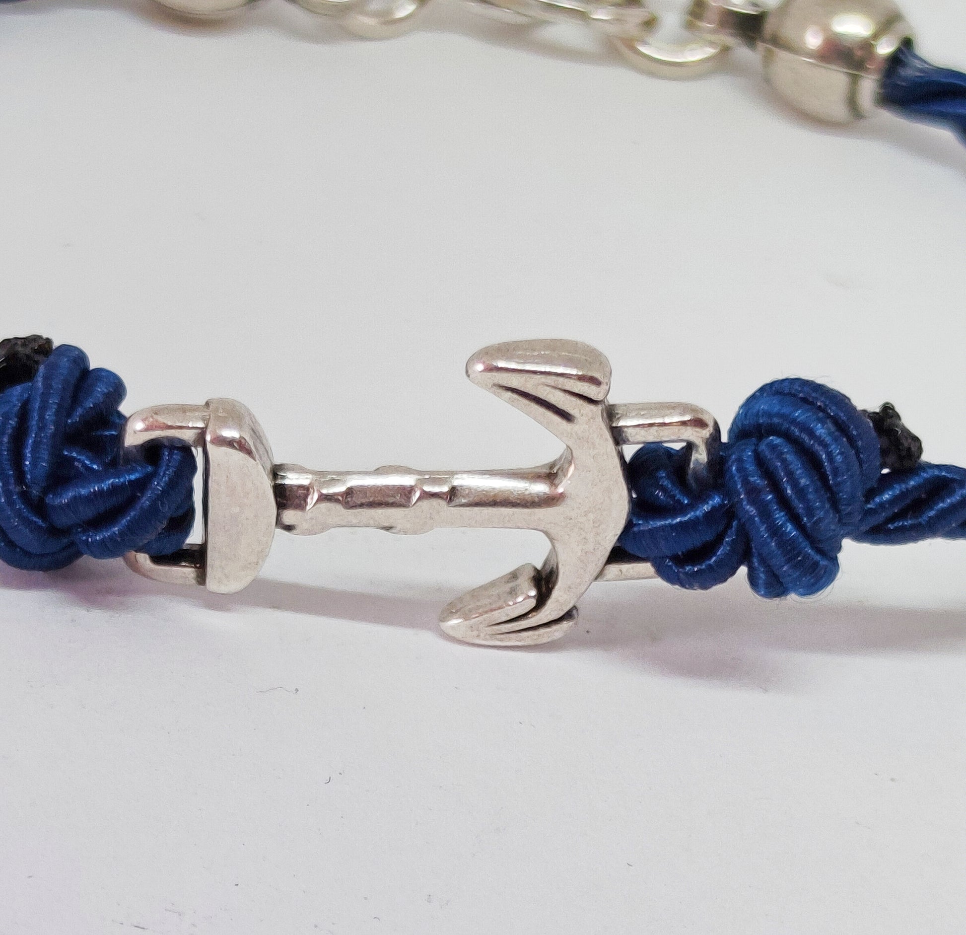 Vista del ancla de pulsera hombre ancla con cordón azul